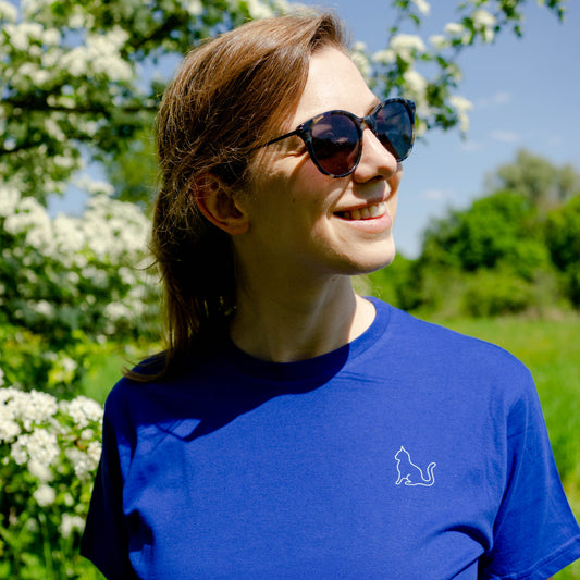 Blauw katoenen T-shirt met subtiele katten-outline op de borst, minimalistisch design.