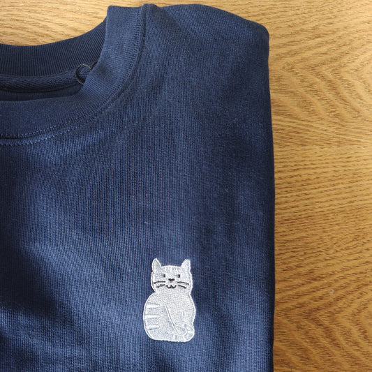 Blauwe trui met geborduurde tabby grijze kat