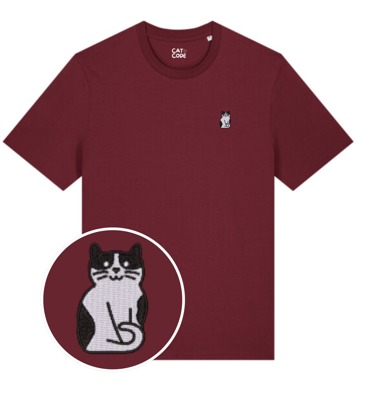 Detail van geborduurde tuxedo kat op bordeaux katoenen t-shirt.