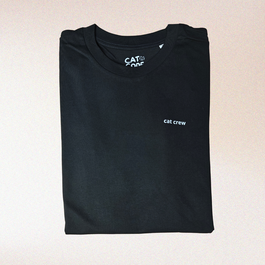 Zwarte t-shirt met ‘Cat Crew’ opschrift tegen roze achtergrond.