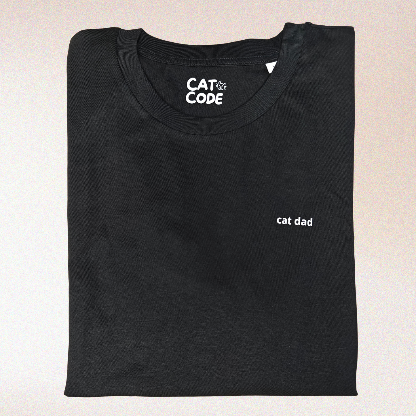 Zwarte t-shirt met opschrift ‘Cat Dad’, tegen roze achtergrond