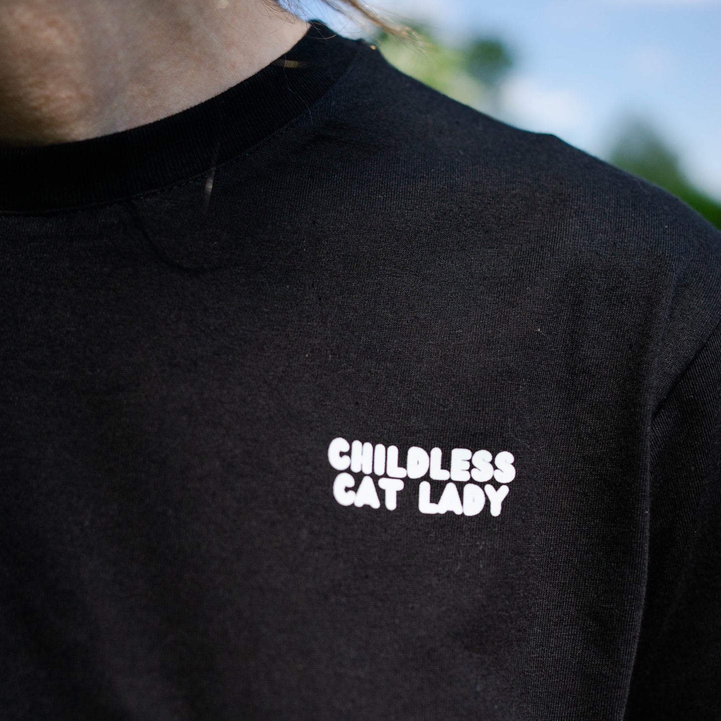 Minimalistisch zwart T-shirt van katoen met speelse tekst ‘Childless Cat Lady’