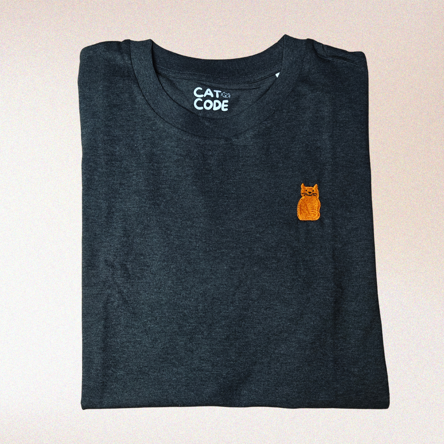 Donkergrijze t-shirt met geborduurde rosse kat, perfect voor kattenliefhebbers.