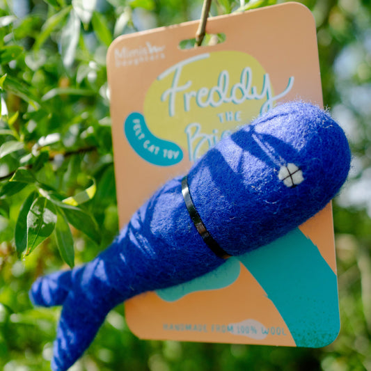 Kattenspeeltje in visvorm met blauwe wol, handgemaakt en ecologisch verantwoord