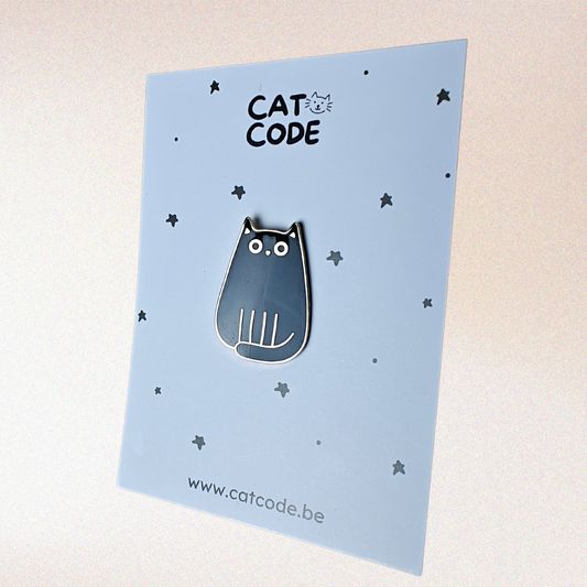 Kleine enamel pin van een zwarte kat met elegante gouden lijnen – perfect voor kattenliefhebbers