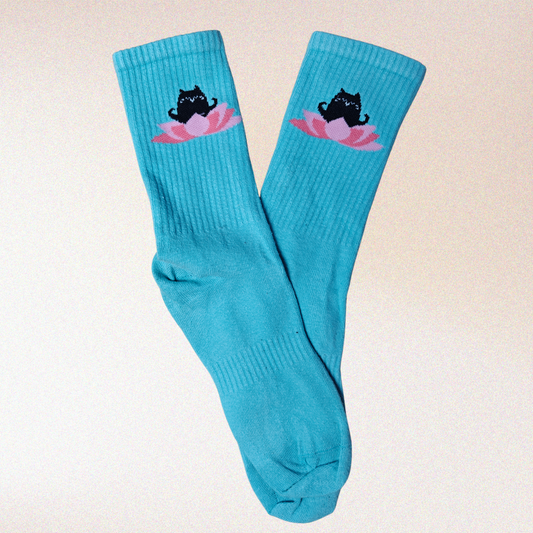 Groenblauwe sokken met zwarte kat in roze lotusbloem, ten voordele van een goed doel