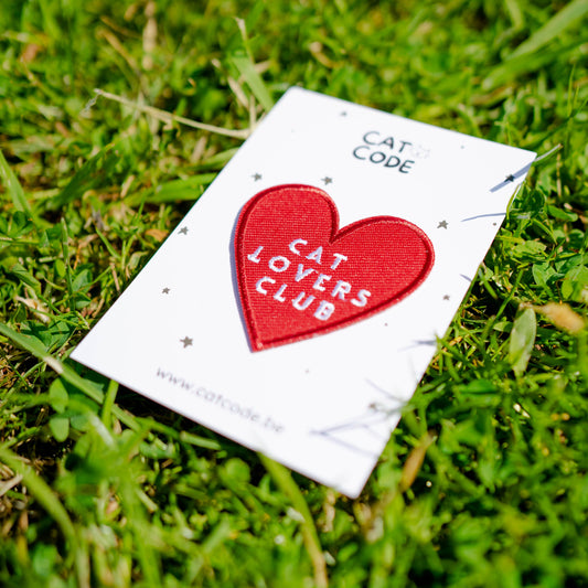 Patch in de vorm van een rood hart met geborduurde tekst ‘Cat Lovers Club’ – stijlvol accessoire voor kleding en tassen