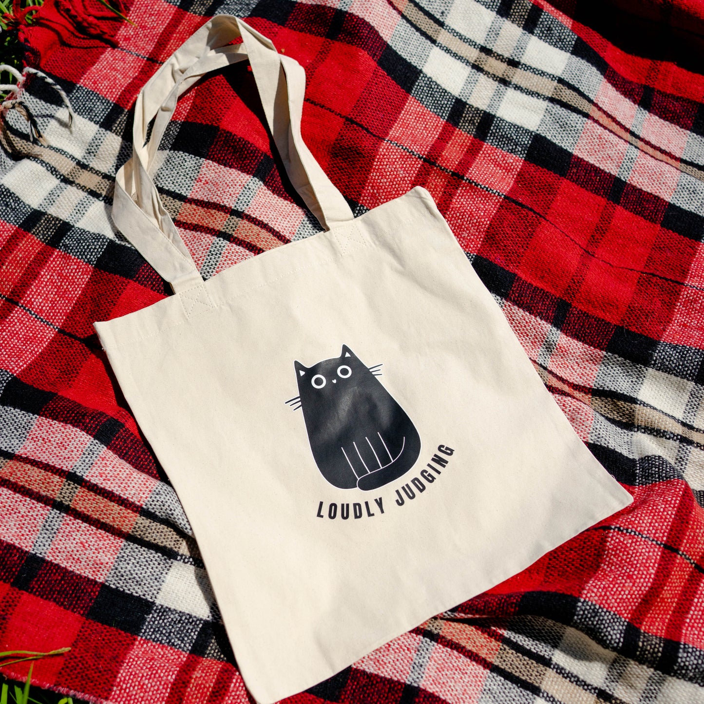 Duurzame tas met illustratie van zwarte kat die oordeelt, kattenhumor