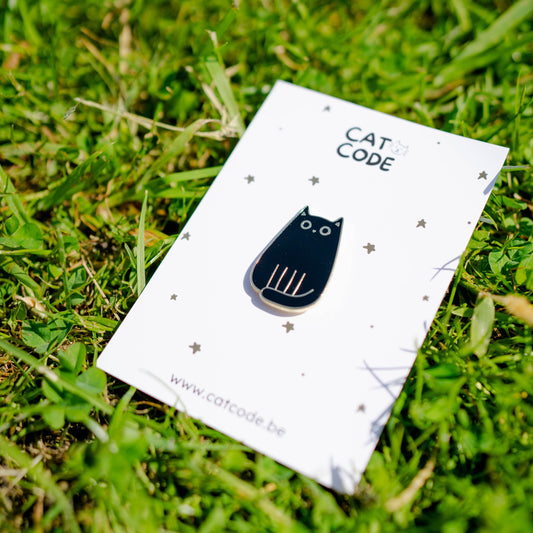 Minimalistische zwarte kat enamel pin met goudaccenten – stijlvol accessoire voor cat lovers