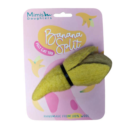 Milieuvriendelijk kattenspeelgoed in de vorm van een banana split, gemaakt van gevilte wol