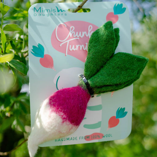 Milieuvriendelijk kattenspeelgoed in de vorm van een raap, handgemaakt van gevilte wol