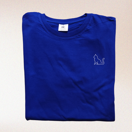 Kobaltblauwe katoenen t-shirt met kleine geprinte outline van een kat op de borst.
