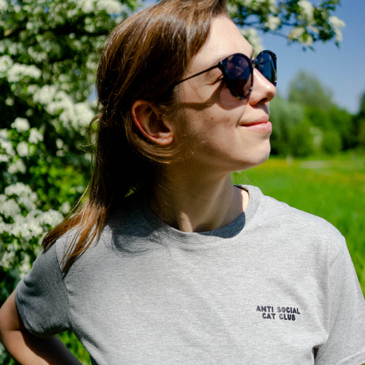Stijlvol lichtgrijs katoenen T-shirt met ‘Anti Social Cat Club’ print op de borst. Perfect voor kattenliefhebbers.
