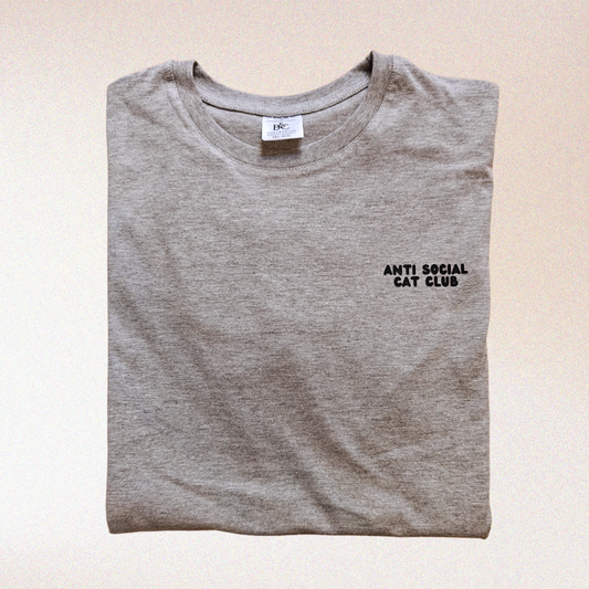 Lichtgrijze katoenen t-shirt met opschrift ‘Anti Social Cat Club’ op de borst.