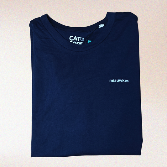 French navy t-shirt met ‘Miauwkes’ opschrift tegen roze achtergrond