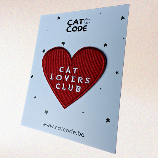 Rode hartvormige patch met witte tekst ‘Cat Lovers Club’ – perfect voor kattenliefhebbers en DIY projecten