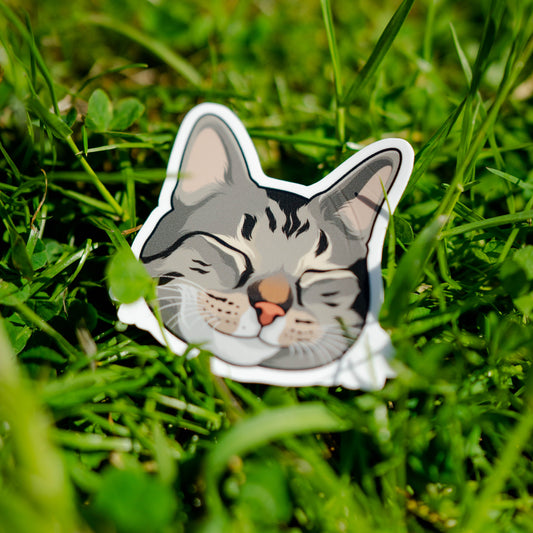 Sticker van een grijze tabby kat met een mysterieus en stijlvol design, perfect voor kattenfans