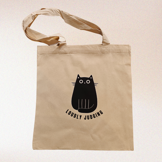 Katoenen totebag met een zwarte kat en de tekst “Loudly Judging”