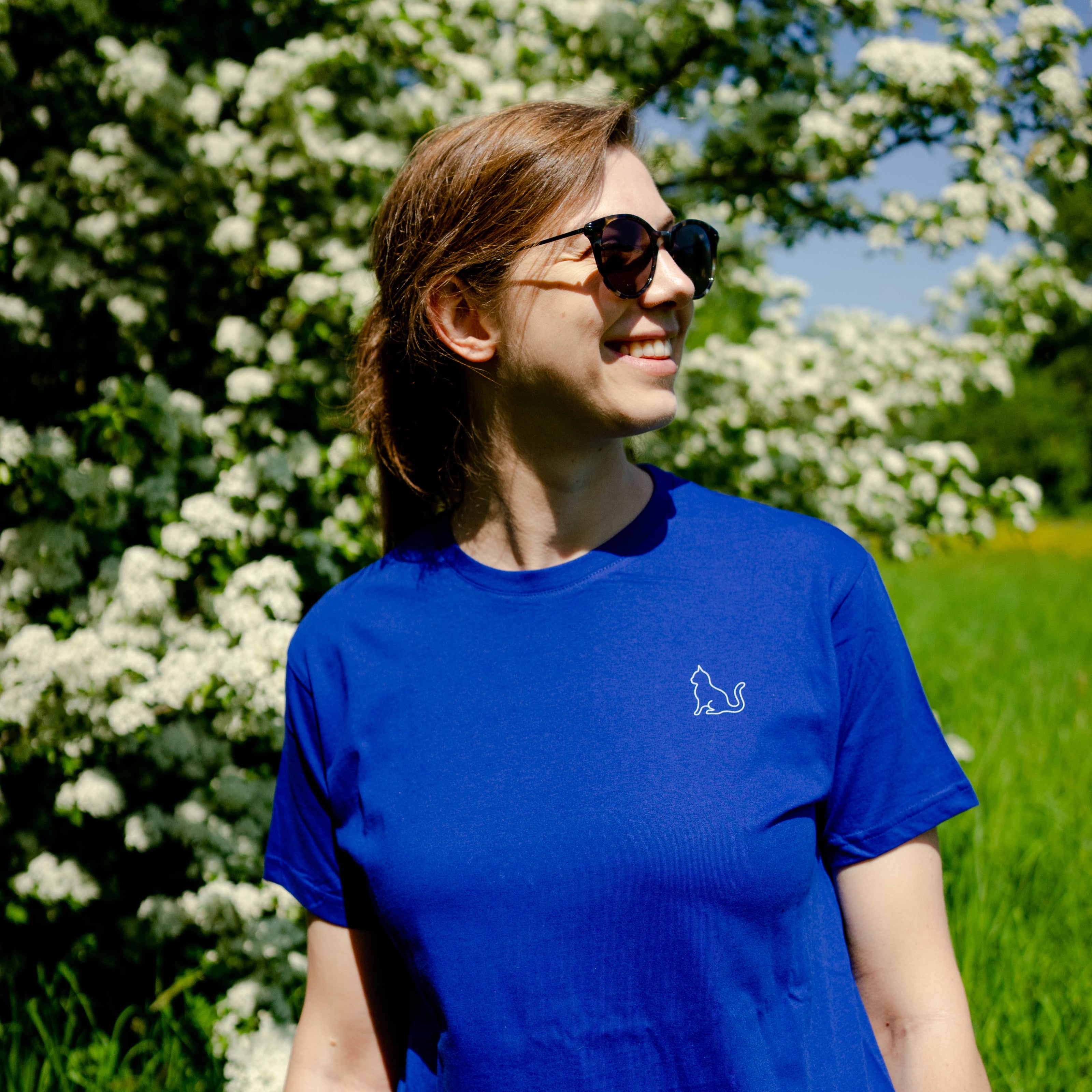 T-shirt in blauw katoen met kleine getekende kat op borst – minimalistisch en stijlvol