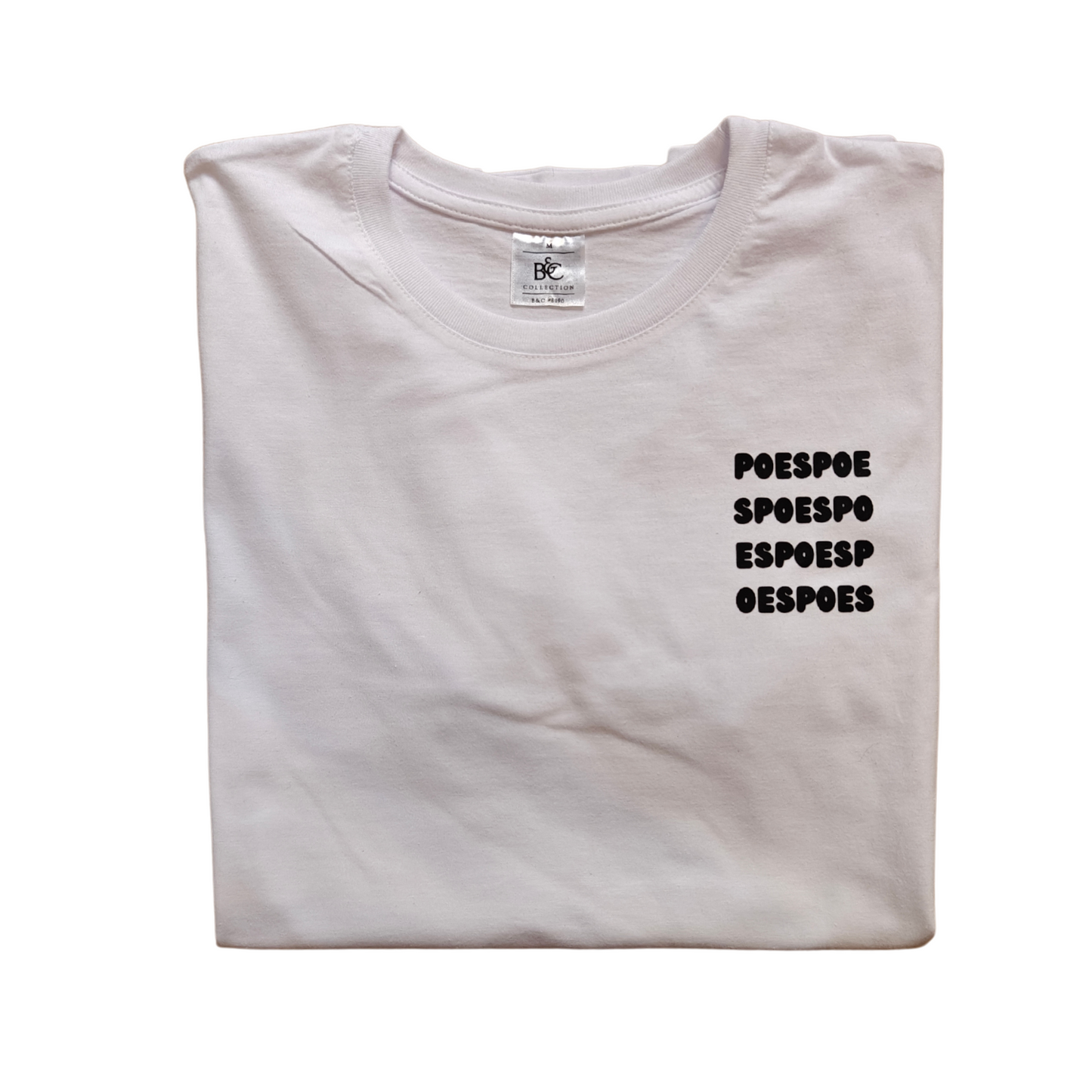 Witte katoenen t-shirt met opschrift ‘poespoespoes’ op de borst.