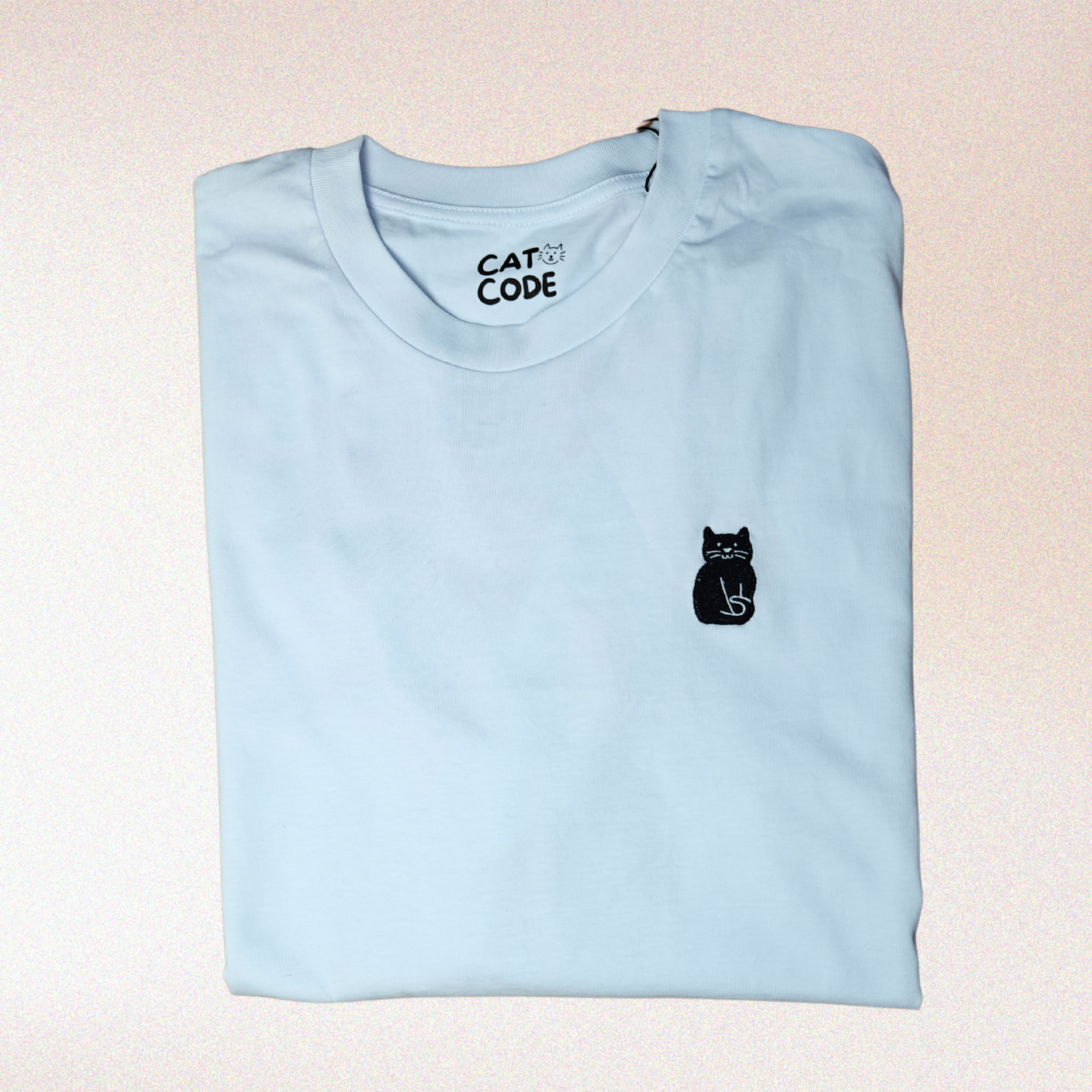 Witte katoenen t-shirt met zwarte kat borduursel op de borst.