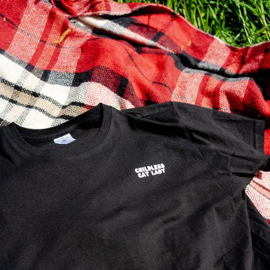 Zwarte katoenen shirt met grappige statement print: ‘Childless Cat Lady’