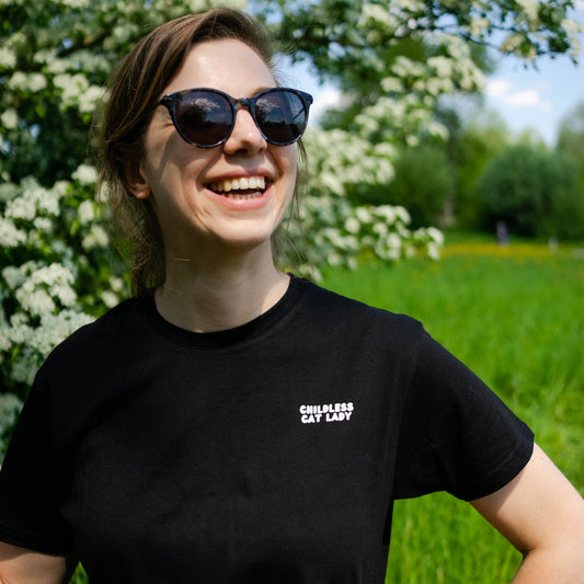 T-shirt van zwart katoen met humoristische ‘Childless Cat Lady’ print op de borst