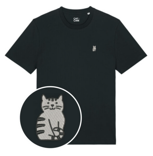 Close-up van geborduurde grijze tabby kat op zwarte katoenen t-shirt.