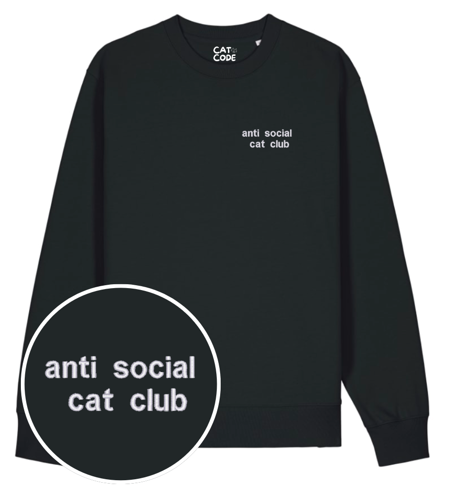 Zwarte sweater met geborduurde “Anti Social Cat Club” tekst op de borst