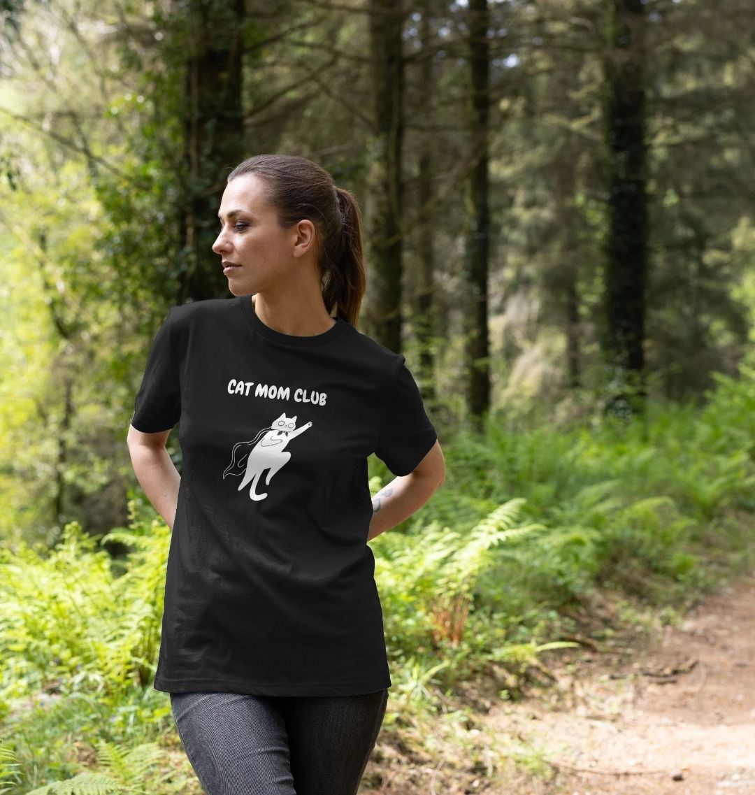 Zwart unisex T-shirt met Cat Mom Club design en superheld kat. Comfortabel, duurzaam en perfect voor kattenliefhebbers.