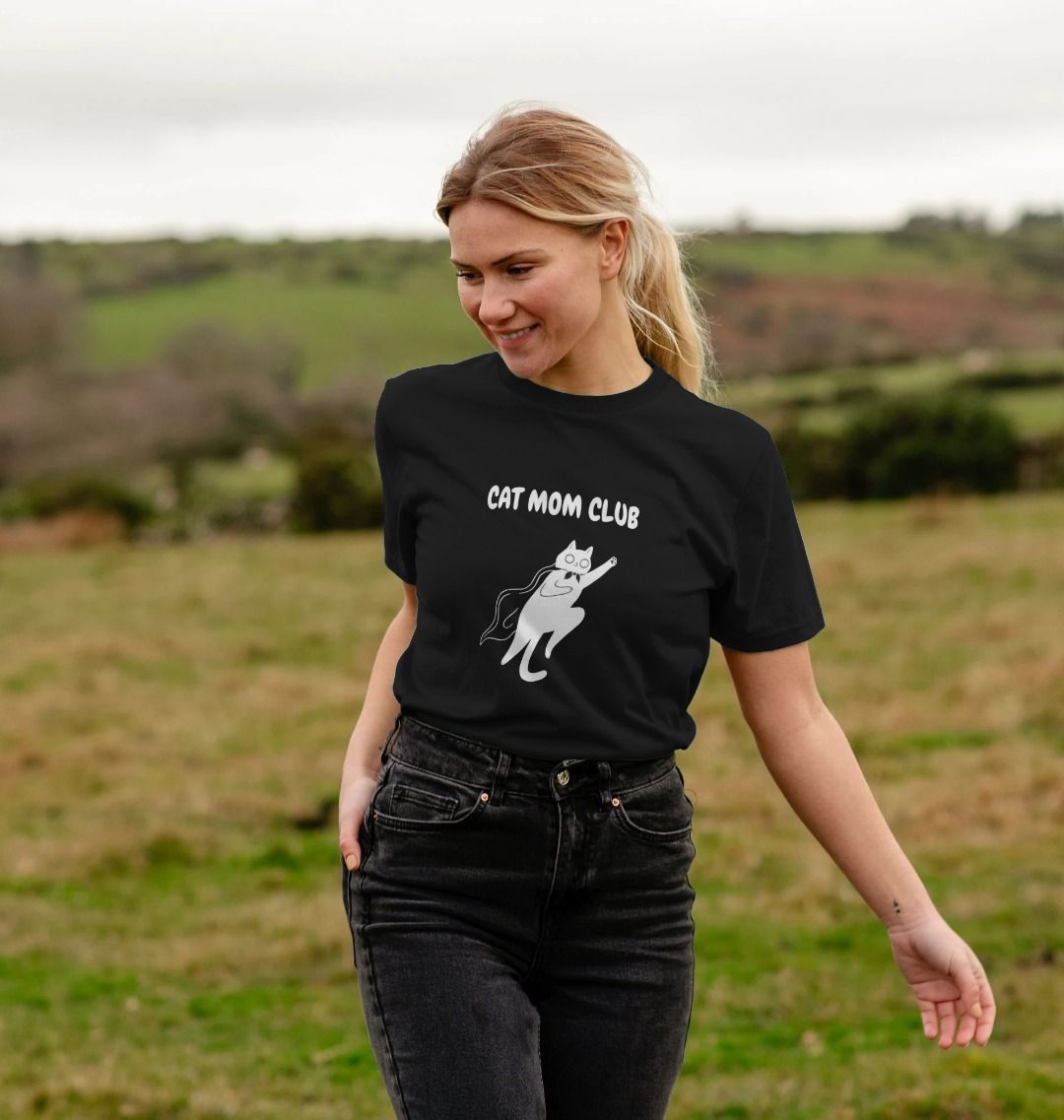 Zwart unisex T-shirt met Cat Mom Club design en superheld kat. Comfortabel, duurzaam en perfect voor kattenliefhebbers.