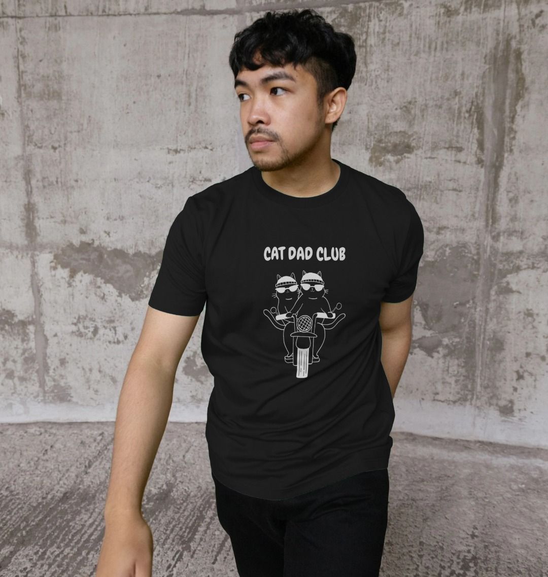 Zwart unisex T-shirt met Cat Dad Club print en katten op motor. Perfect voor kattenliefhebbers, gemaakt van biologisch katoen.