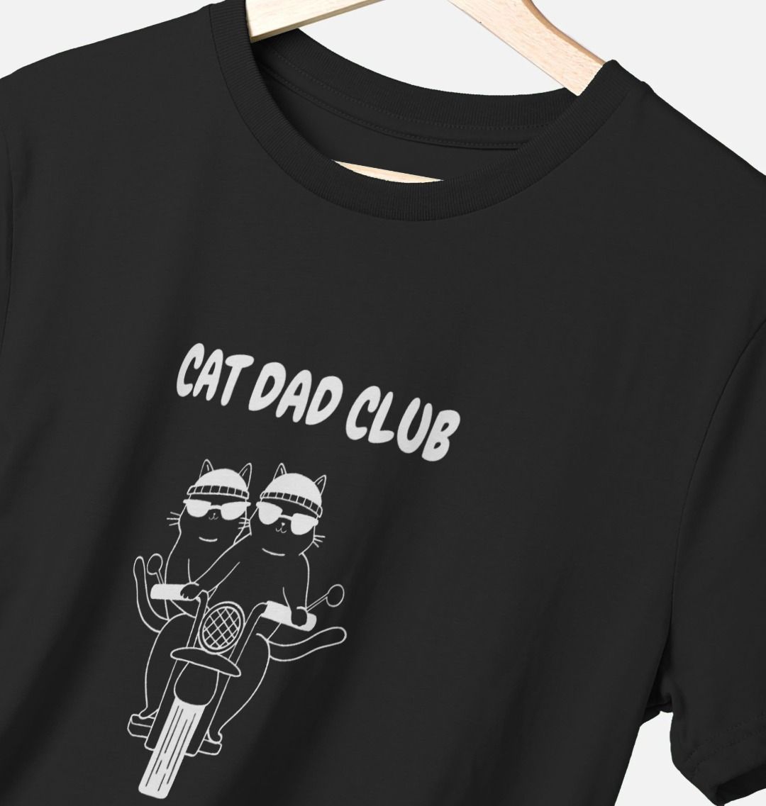 Zwart unisex T-shirt met Cat Dad Club print en katten op motor. Perfect voor kattenliefhebbers, gemaakt van biologisch katoen.
