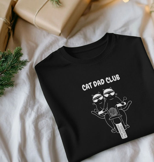 Zwart unisex T-shirt met Cat Dad Club print en katten op motor. Perfect voor kattenliefhebbers, gemaakt van biologisch katoen.