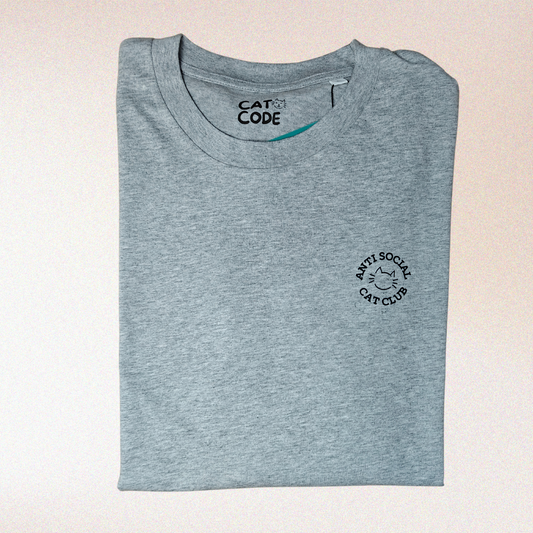Lichtgrijze t-shirt met ‘Anti Social Cat Club’ opschrift, tegen roze achtergrond