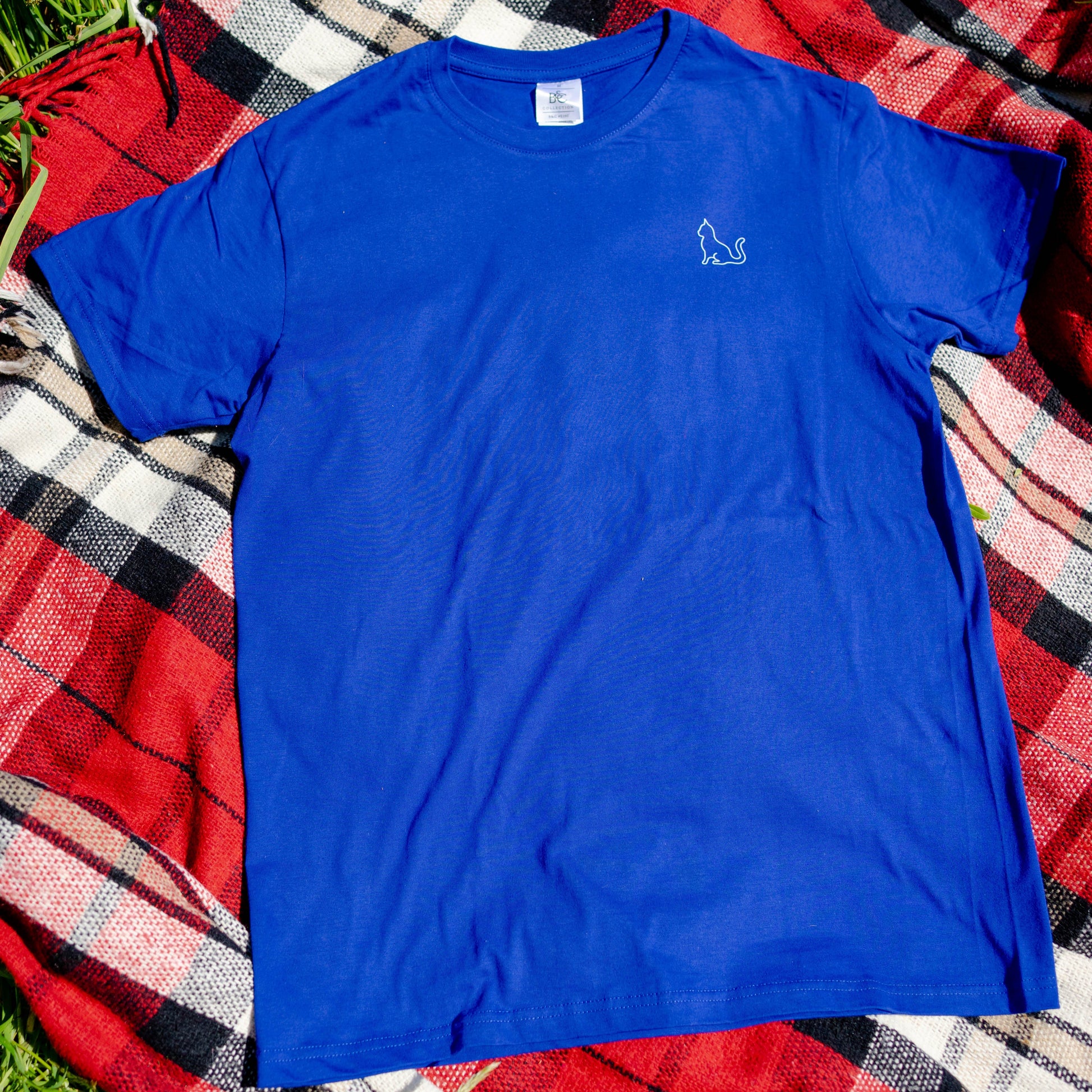 Blauw basic shirt met kleine kattenillustratie in witte contourlijnen, gedrukt op de borst
