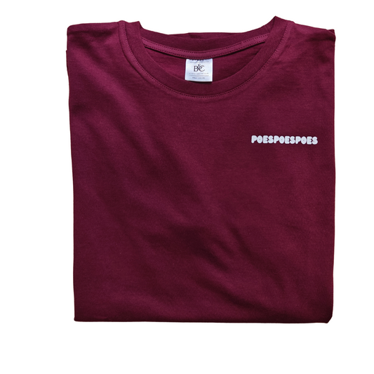 Bordeaux t-shirt met opschrift ‘poespoespoes’ in minimalistisch design