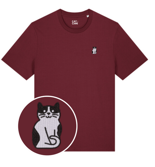 Detail van geborduurde tuxedo kat op bordeaux katoenen t-shirt.