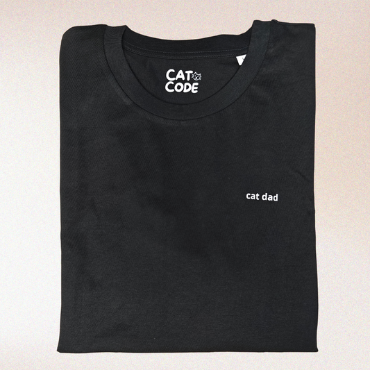 Zwarte t-shirt met opschrift ‘Cat Dad’, tegen roze achtergrond