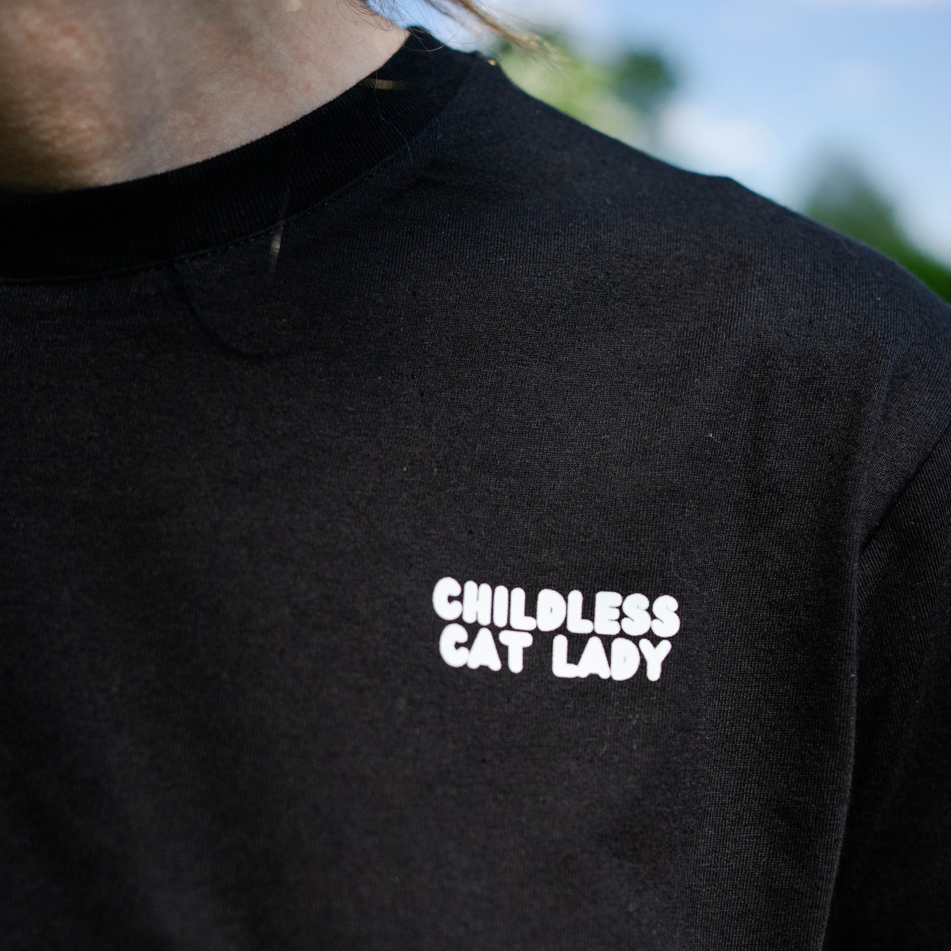 Minimalistisch zwart T-shirt van katoen met speelse tekst ‘Childless Cat Lady’