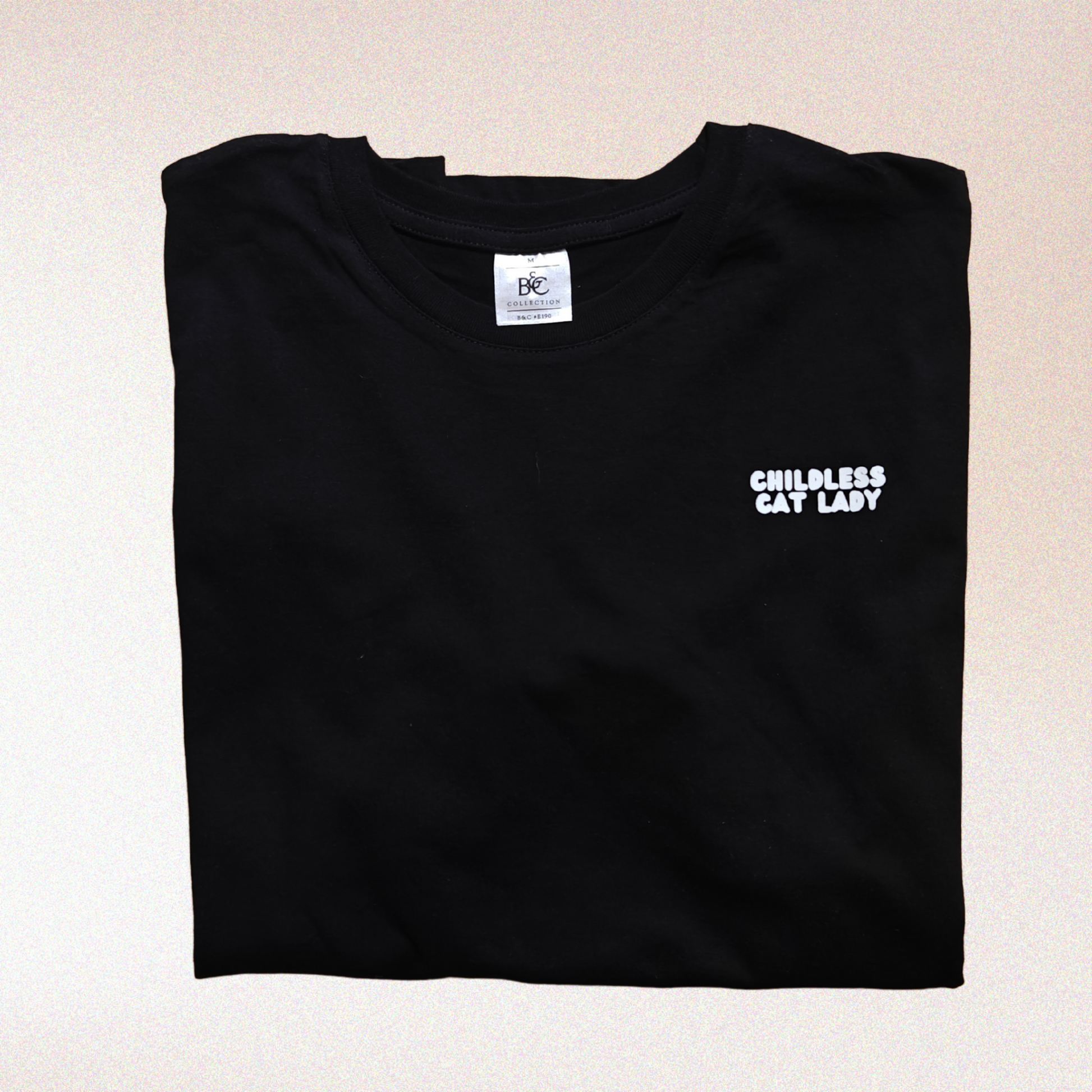 Zwarte katoenen t-shirt met opschrift ‘Childless Cat Lady’ voor kattenliefhebbers.