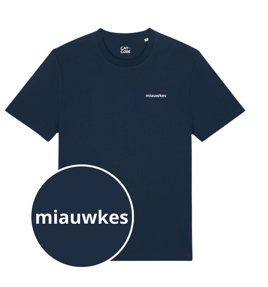 Detail van het witte opschrift ‘Miauwkes’ op donkerblauwe katoenen t-shirt
