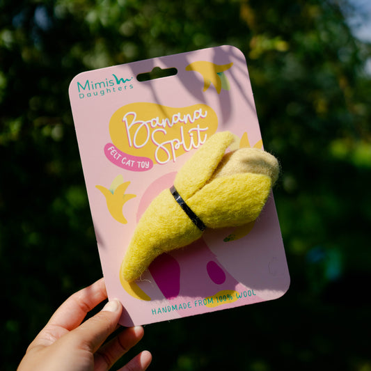 Handgemaakt banana split kattenspeeltje van natuurlijke gevilte wol – duurzaam en veilig