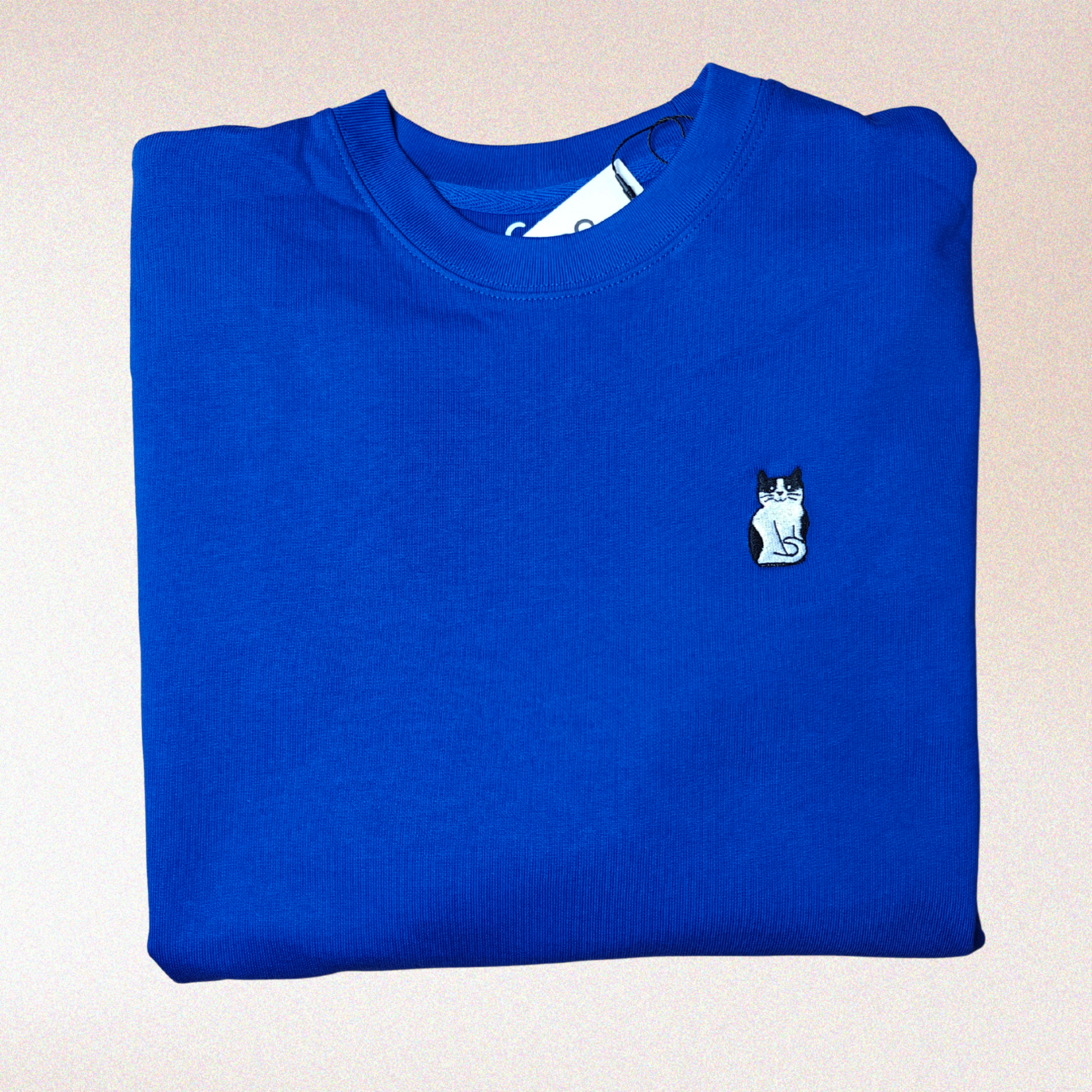Comfortabele biologische katoenen sweater in blauw met geborduurde tuxedo kat
