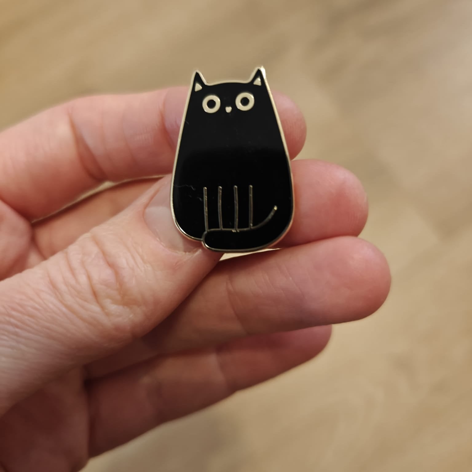 Enamel kattenpin in zwart met gouden omlijning – ideaal cadeau voor kattenliefhebbers