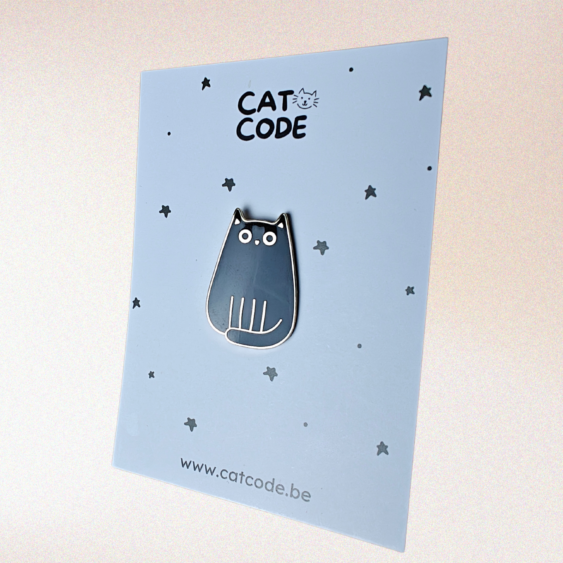 Kleine enamel pin van een zwarte kat met elegante gouden lijnen – perfect voor kattenliefhebbers