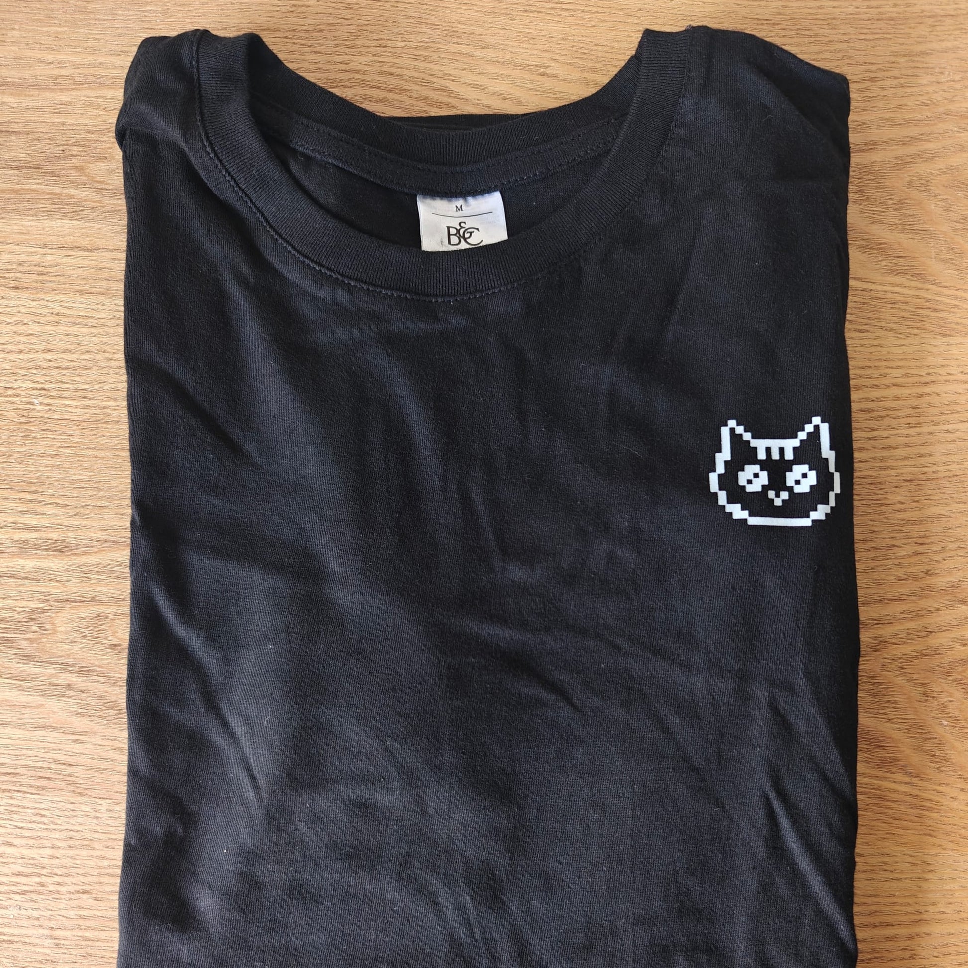 Zwarte tshirt met een pixel cat hoofd 