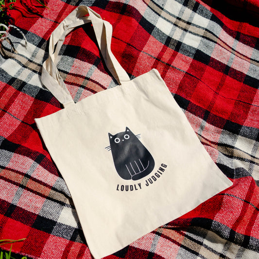 Duurzame tas met illustratie van zwarte kat die oordeelt, kattenhumor
