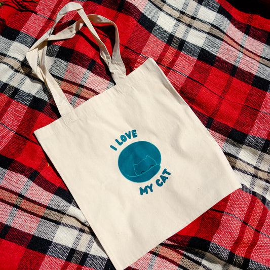 Witte totebag met organisch katoen met een afbeelding van een slapende kat en quote i love my cat