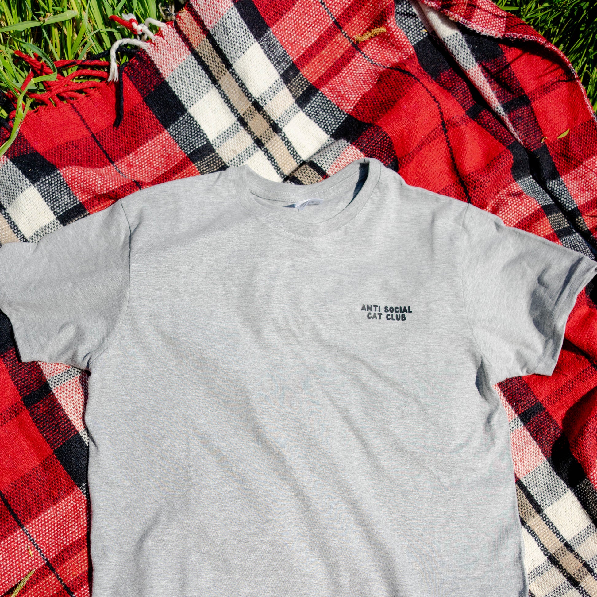 Comfortabel lichtgrijs T-shirt van katoen met ‘Anti Social Cat Club’ opdruk. Ideaal voor introverte kattenfans met humor.